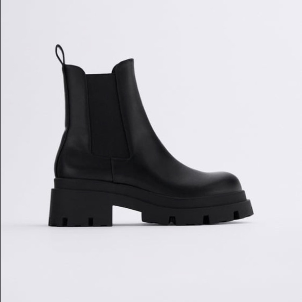ZARA//LOW HEELED LUG SOLE ANKLE BOOTS